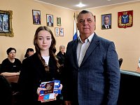 В рамках акции "Я - гражданин России" ребятам из "Движения Первых" вручены паспорта и памятные подарки.