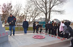 В п. Михайловский в День Героев Отечества возложили цветы к Обелиску