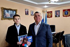 В рамках акции "Я - гражданин России" ребятам из "Движения Первых" вручены паспорта и памятные подарки.